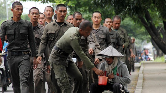 Dinas Sosial DKI Jakarta menyalurkan 25 Gelandangan dan Pengemis untuk bekerja sebagai peternak ayam di kawasan Tangerang, Banten.