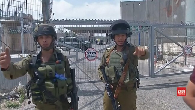 Otoritas Israel menahan enam orang berusia 19 hingga 30 tahun di Tepi Barat, yang dituding melancarkan bom bunuh diri pada April lalu.