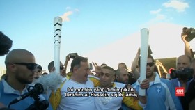 Perenang Suriah Berkaki Satu Kobarkan Api Olimpiade