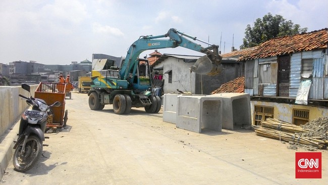 Banjir yang biasanya menerjang Kampung Pulo kini tak ada lagi. Bahkan ketika banjir terjadi di ibu kota pekan lalu, Kampung Pulo justru aman dari limpahan air.