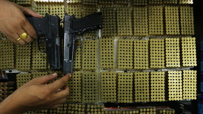 BNPT Musnahkan Barbuk Senjata-Amunisi Terkait Terorisme di Pindad BNPT memusnahkan senjata api dan amunisi terkait terorisme di PT Pindad, Bandung. Kegiatan ini mengikuti putusan pengadilan dan dilakukan dengan prosedur ketat.