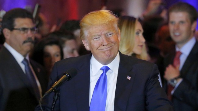 Trump memperingatkan adanya kemungkingkan serangan serupa 9/11 yang diluncurkan oleh para pengungsi di AS dengan ponsel yang didanai oleh ISIS. 