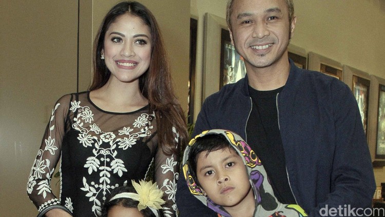 Kagetnya Istri Mendengar Candaan Giring Soal 'Poligami' Cynthia kaget banget banget nih, Bun, pas Giring membahas poligami. Namun, dari situlah cinta sang istri untuk Giring semakin terbukti.