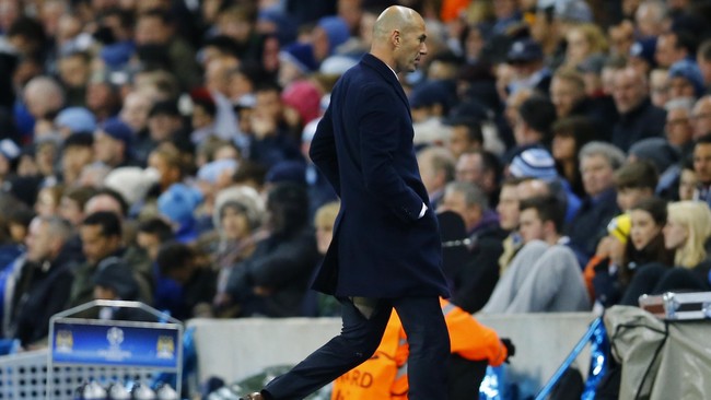 Pelatih Real Madrid, Zinedine Zidane bukan Hulk, tapi sudah dua kali ia merobekan celana secara tak sengaja ketika ia mulai panik dan antusias memimpin timnya.