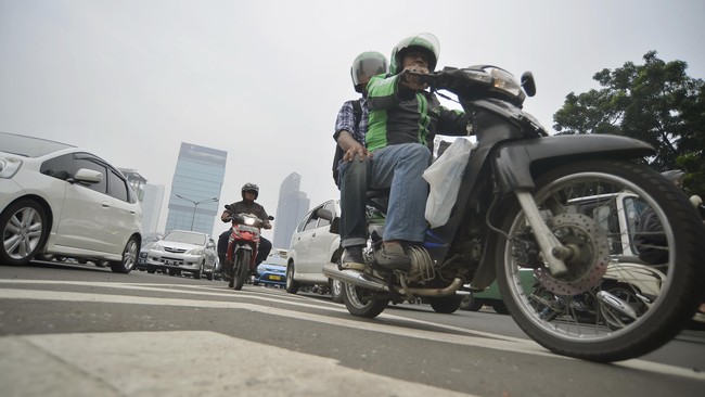 Teknik pengereman roda dua perlu perlakuan khusus. Setidaknya ada tiga teknik dasar yang harus diketahui selama menunggangi kuda besi untuk kegiatan sehar-hari.