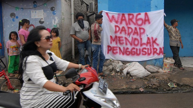 LSM, kata Ahok, tak ramai melakukan perlawanan terhadap penggusuran Dadap. Padahal, menurutnya, korban tak diberi kompensasi cukup seperti di Jakarta.