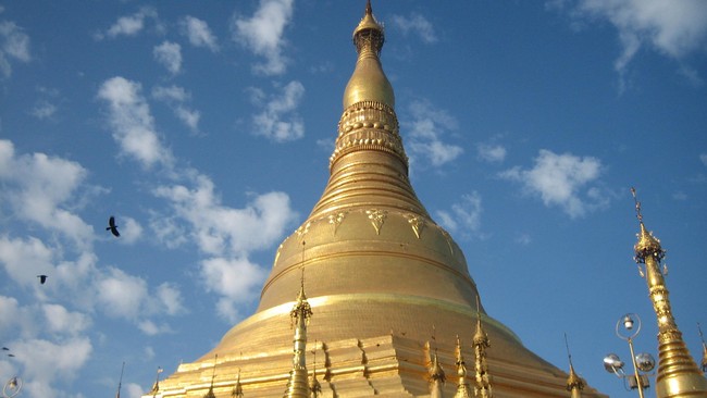 Para pendukung seorang biksu di Myanmar membangun paksa pagoda di dalam kompleks gereja dan di dekat masjid, tindakan ini dikhawatirkan memicu ketegangan.