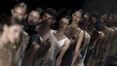 Kemeriahan Panggung Busana Sao Paulo Fashion Week Sao Paulo Fashion Week 2016 kembali digelar sejak beberapa hari lalu. Beragam desainer top pun ikut meramaikan pekan mode di Brasil ini.