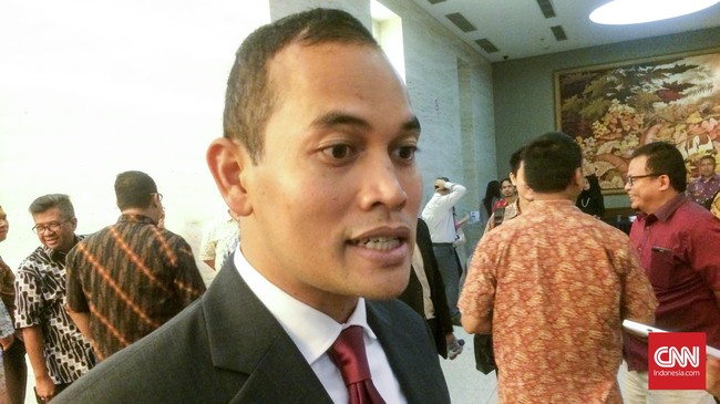 PT Bakrie Telecom Tbk masih menimbang rencana pemangkasan karyawan lanjutan pada tahun ini.