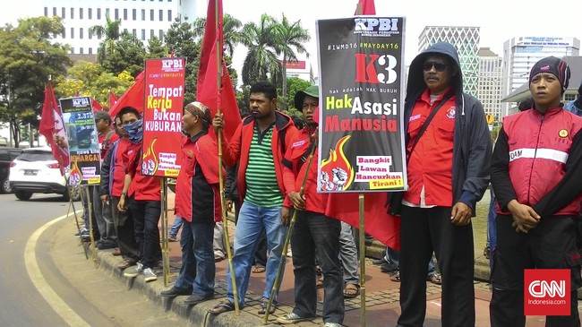 Buruh memprotes minimnya kepedulian perusahaan dalam memenuhi standar Kecelakaan, Keselamatan, dan Keamanan (K3).