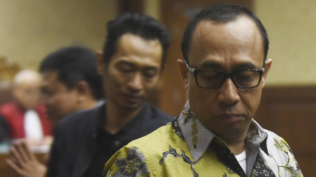 KPK juga memeriksa satu tersangka baru lainnya, yaitu Kepala Badan Pembangunan Jalan Nasional IX Maluku dan Maluku Utara Amran HI Mustary.