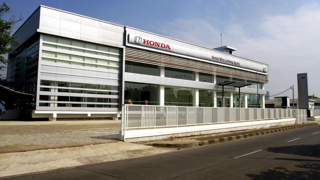 Menurut Honda Prospect Motor dan Toyota Astra Motor, masing-masing sedang mempelajari PSBB total kemudian menyesuaikannya dengan kondisi bisnis.