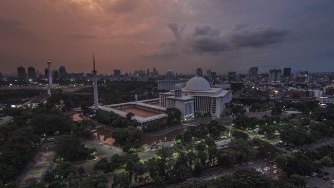Kabag Humas Masjid Istiqlal mengatakan peniadaan salat jumat di sana diperpanjang lagi mulai hari ini hingga 19 April untuk mencegah penularan corona.