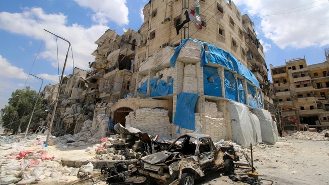 Serangan udara menghantam sebuah rumah sakit di daerah yang dikuasai pemberontak di Aleppo, Suriah, dan menewaskan sedikitnya 27 orang.