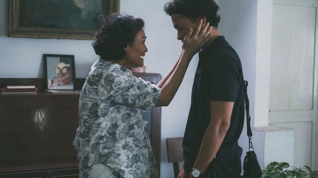Selain membayangkan keluarga, Sarita juga tidak ingin bertegur sapa dengan Nicholas Saputra. Ketika pertama kali beradegan, keduanya pun menangis haru.
