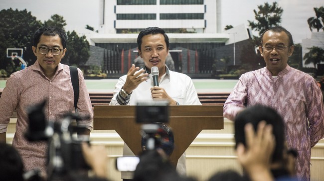 Setelah mencabut Surat Keputusan (SK) pembekuan PSSI, Kemenpora berjanji akan segera menjalin komunikasi dengan otoritas sepak bola tertinggi di Indonesia itu.
