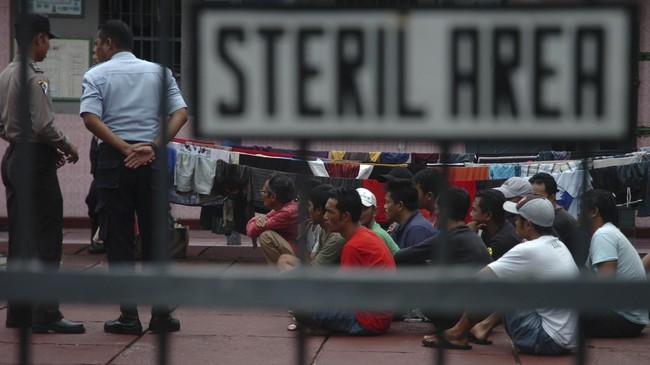 Ditjen PAS menyebut rusuh di Lapas Polewali Mandar disebabkan ada narapidana yang protes soal aturan hafal 10 surat Alquran sebagai syarat pembebasan bersyarat.