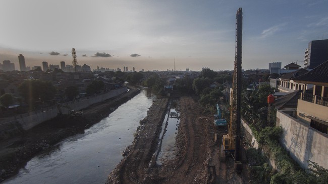 Keputusan Gubernur DKI nomor 1744 tahun 2019 mengatur tentang Tim Persiapan Pengadaan Tanah untuk Pembangunan Sodetan Kali Ciliwung di Bidara Cina.