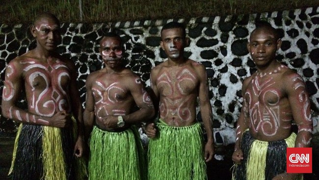 Sebanyak 300 Tentara Nasional Indonesia (TNI) akan mengenakan pakaian rumbai-rumbai (pakaian khas Papua) di Stadion Mandala, Jayapura (29/4).