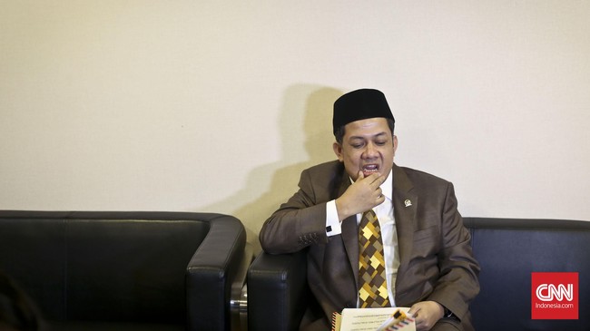 Fahri Hamzah meminta KPK dibubarkan karena dianggap sebagai sumber keributan. Dia mengusulkan pemberantasan korupsi dikembalikan ke kejaksaan dan Polri.