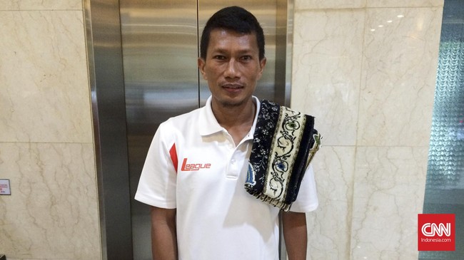 Karena harus menanti rombongan Presiden Joko Widodo, laga perdana Indonesian Soccer Championship akan digelar dua jam jelang tengah malam.