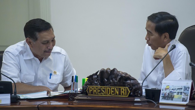 Menko Marves Luhut Binsar Pandjaitan dikabarkan menerima telepon dari Menkes Budi Gunadi Sadikin saat Presiden Jokowi menyampaikan pidato di hadapan publik.