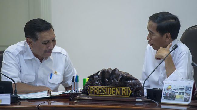Sepekan Corona di Tangan Luhut, Dua Kali Rekor 4.000 Kasus Jokowi memerintahkan Luhut menurunkan kasus corona dalam dua pekan. Tercatat tambahan kasus harian Covid-19 dalam sepekan menembus 4.000 kasus.