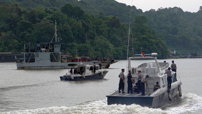 Tiga terpidana mati kasus narkoba dipindah dari Lapas Tembesi, Batam, Kepulauan Riau, ke Lapas Batu, Pulau Nusakambangan, Cilacap, Jawa Tengah.
