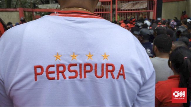 Tiga pemain muda Persipura disebut Ruben Sanadi memberikan warna baru bagi kesebelasannya. Ruben senang regenerasi mulai berlangsung di Persipura.