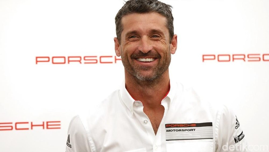 Patrick Dempsey ikut balapan ketahanan mobil.