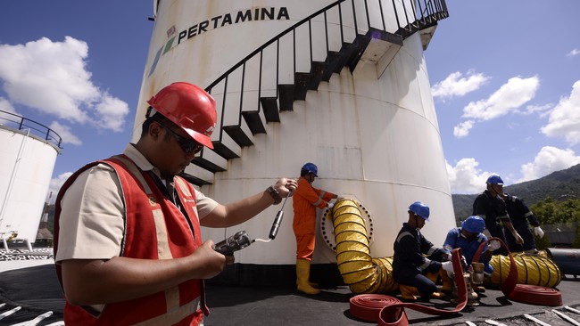 Pengangkutan BBM dengan pesawat harus dilakukan Pertamina mengingat selama ini wilayah Krayan, Nunukan tak pernah tersentuh distribusi BBM Pertamina.