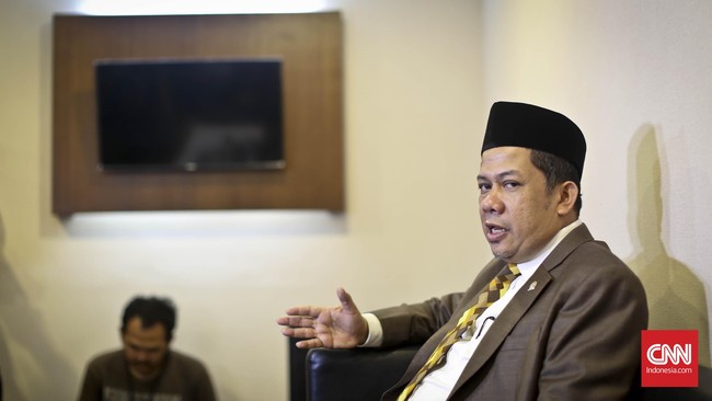 Fahri menyebut Novel sebagai sosok pahlawan yang sedang menerima serangan dari musuh-musuhnya. Dia meminta Novel tidak takut menghadapi semua itu.
