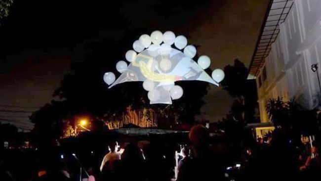Wayang kontemporer berbentuk burung dimainkan oleh dalang Les Remouleurs dari Perancis bersama sejumlah seniman Indonesia.