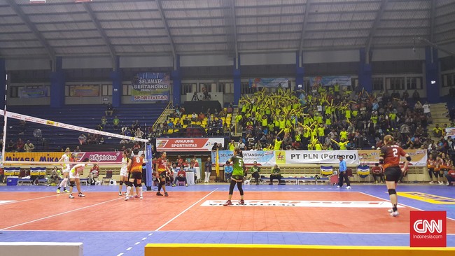 Hari kedua babak Final Four, kejuaraan voli nasional, Proliga 2016 memperlihatkan pertandingan sengit antara Jakarta Pertamina Energi dan Jakarta Elektrik PLN.