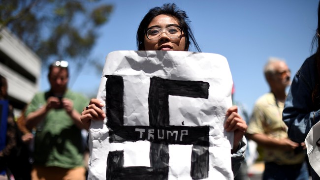 Ratusan demonstran penentang Donald Trump memblokir akses jalan menuju hotel tempat berlangsungnya Konvensi California Partai Republik akhir pekan ini.