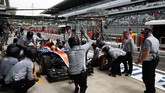 Balapan yang Terlalu Singkat untuk Rio Haryanto Belum genap membalap tiga putaran, Rio Haryanto harus terlempar keluar karena tersenggol mobil Nico Hulkenberg yang berputar.