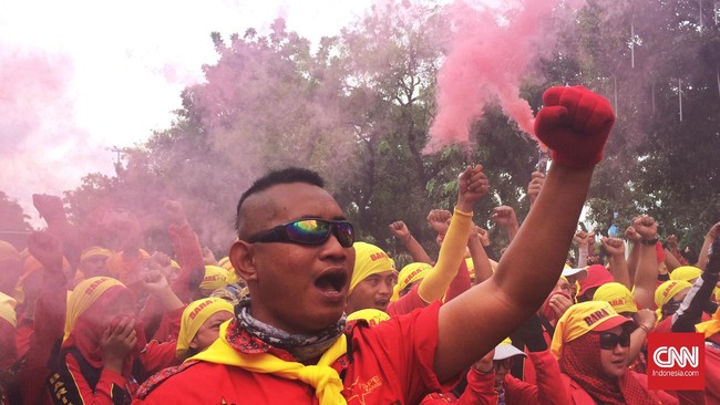 Aksi Buruh yang dipusatkan di depan Istana itu mendesak penghapusan sistem kerja kontrak dan magang juga perbaikan jaminan sosial serta kenaikan upah.