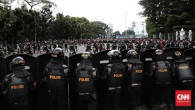 Polisi Pakai Peci dan Sorban Kawal Demo 4 November