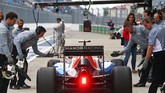 Balapan yang Terlalu Singkat untuk Rio Haryanto Belum genap membalap tiga putaran, Rio Haryanto harus terlempar keluar karena tersenggol mobil Nico Hulkenberg yang berputar.