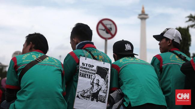 Ribuan buruh yang melakukan aksi demo di depan Istana Negara menuntut pemerintah mencabut PP No 78 tahun 2015 tentang pengupahan dan PHK massal. Aksi yang dilakukan ribuan buruh dari Konfederasi Serikat Pekerja Indonesia (KSPI), Federasi Serikat Pekerja Metal Indonesia (FSPMI).Minggu. 1 Mei 2016.CNN Indonesia/Andry Novelino