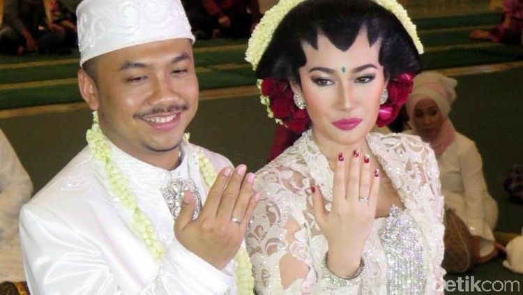 Ratu Felisha menikah Ratu Felisha dan Ari Pujianto melangsungkan akad nikah di Masjid Pondok Indah, Jakarta Selatan. Ratu Felisha tampak anggun menggunakan kebaya berwarna putih.