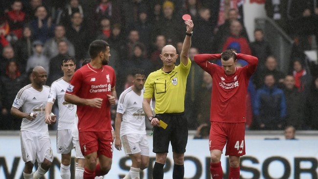 Hanya bermain dengan 10 orang selama 15 menit terakhir, Liverpool tak mampu mengejar ketertinggalan dan menyerah 1-3 di markas Swansea.