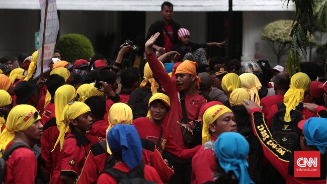 Konferensi Serikat Pekerja Indonesia menyayangkan terbitnya kebijakan pelonggaran tenaga kerja asing di tengah maraknya pemutusan hubungan kerja.