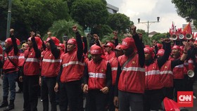 Buruh Paksa Terobos Penjagaan Polisi di Bundaran HI