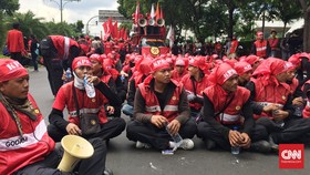 Massa Buruh Kawal Penetapan UMP DKI 2018 di Balai Kota