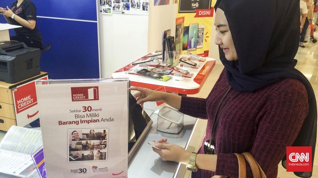 Perusahaan multifinance terus memberikan fasilitas pinjaman bagi masyarakat yang ingin mencicil pembelian barang namun tidak memiliki kartu kredit.
