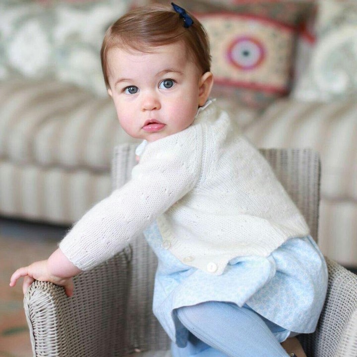 Ketika berusia enam bulan, pihak Kerajaan Inggris kembali mempublikasi foto Putri Charlotte yang menggemaskan. (Foto: Kate Middleton)