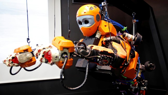 Tim ilmuwan robot dari Stanford University berhasil mengoperasikan robot mirip manusia ke bawah laut untuk memburu 'harta karun' di kapal yang telah karam.