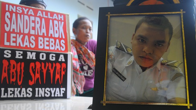 Keluarga Bayu Oktavianto asal Klaten diminta menjemput anggota keluarganya itu yang kini tengah dirawat di RSPAD Gatot Subroto.