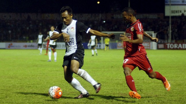 Meski sukses mengalahkan Semen Padang, namun pelatih PSM Makassar Robert Rene Alberts kecewa dengan konsentrasi lini belakang tim asuhannya.